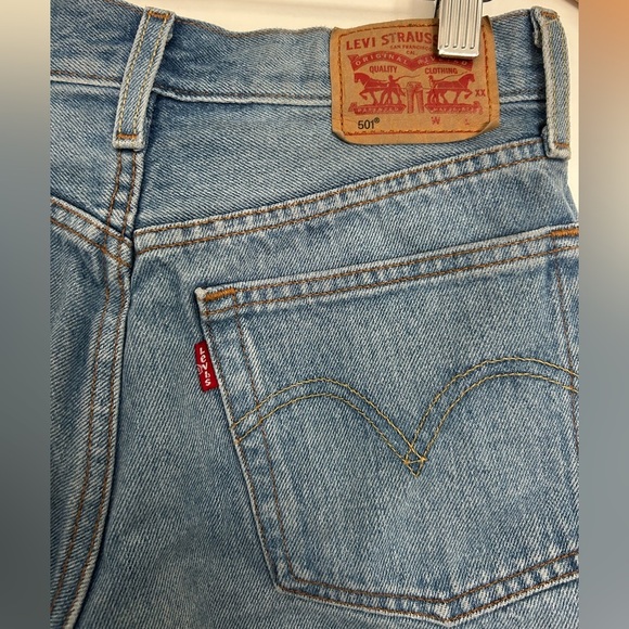 Levi’s 501 Lightwash Distressed Shorts size 27 100% cotton - Picture 9 of 10